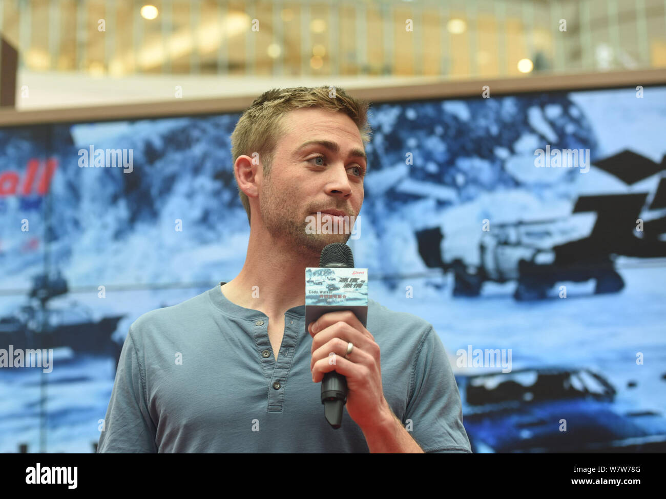 Attore americano Cody Walker partecipa a una conferenza stampa per promuovere il nuovo film "Il destino del Furioso' in Hangzhou, est della Cina di provincia dello Zhejiang, Foto Stock