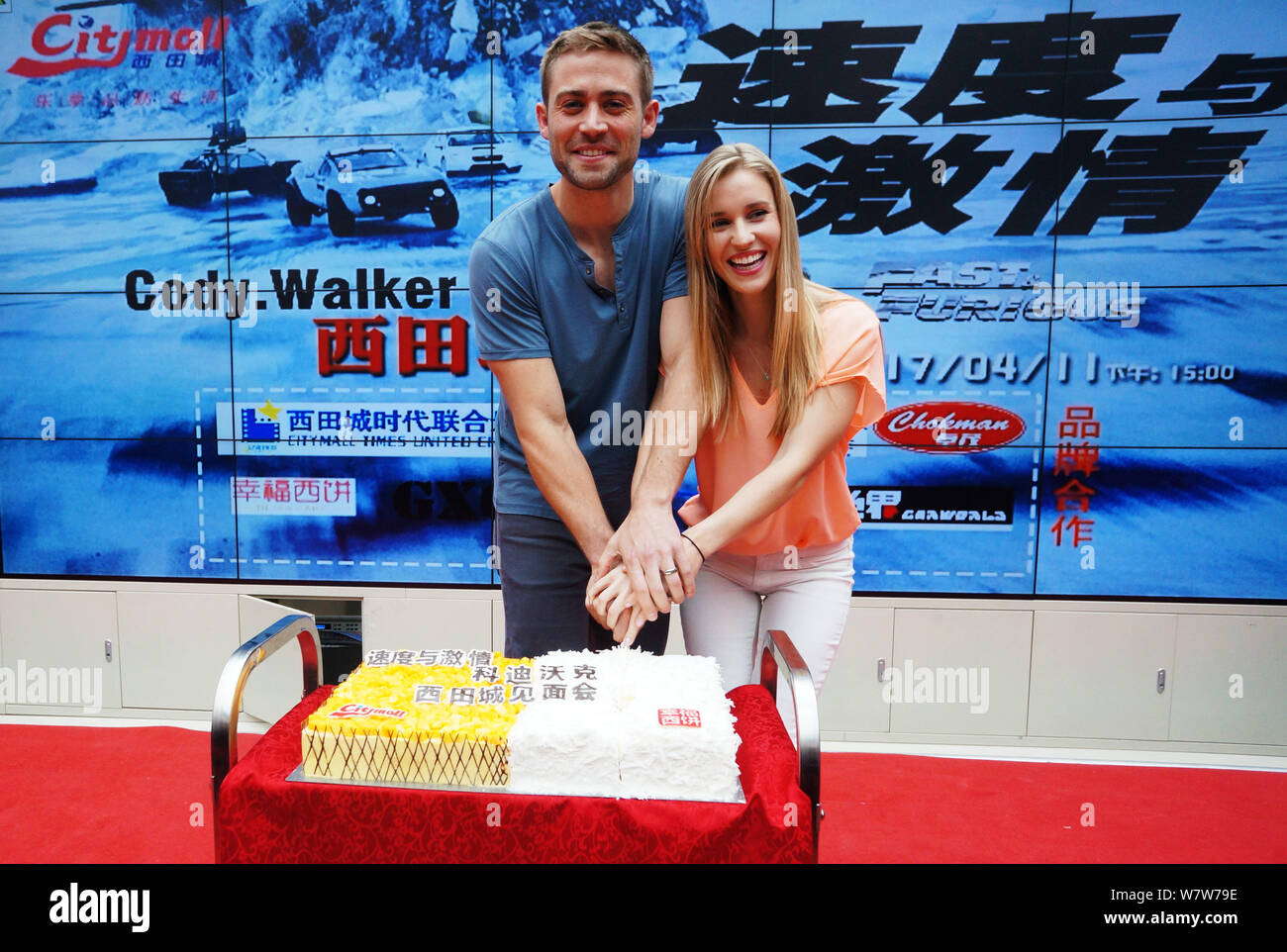 Attore americano Cody Walker, a sinistra e a sua moglie Felicia Knox di partecipare alla conferenza stampa per il nuovo film "Il destino del Furioso' in Hangzhou, EST C Foto Stock