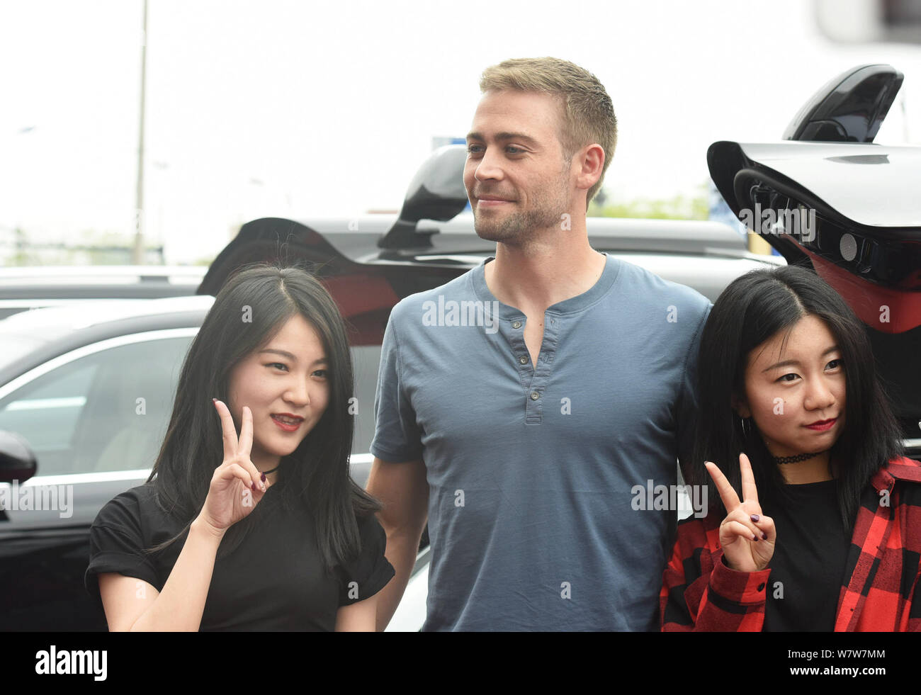 Attore americano Cody Walker, centro interagisce con i fan nel corso di un evento promozionale per il nuovo film "Il destino del Furioso' in Hangzhou, est mento Foto Stock