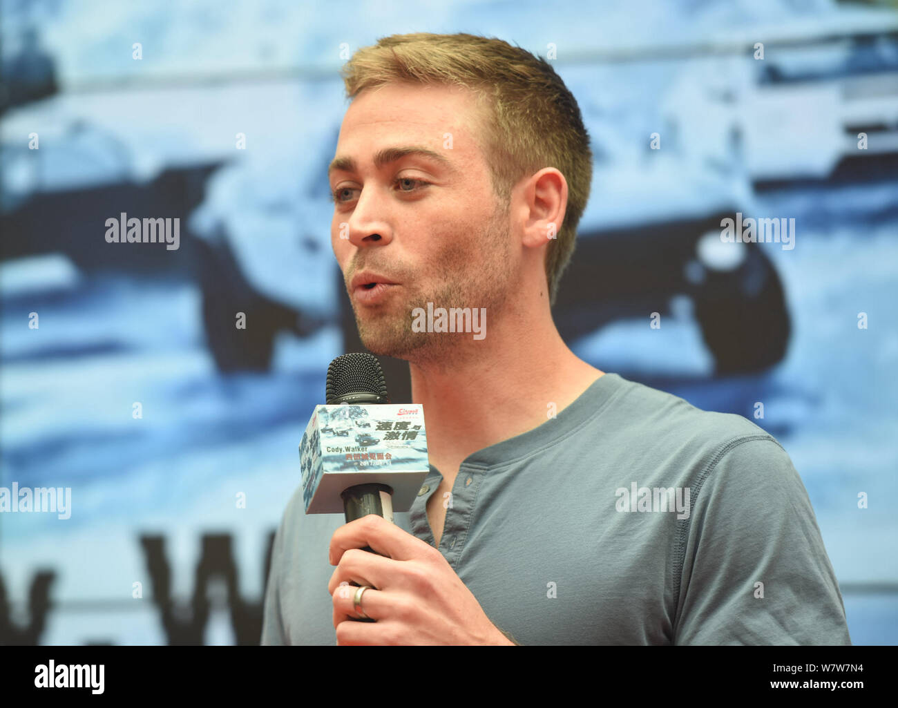 Attore americano Cody Walker partecipa a una conferenza stampa per promuovere il nuovo film "Il destino del Furioso' in Hangzhou, est della Cina di provincia dello Zhejiang, Foto Stock