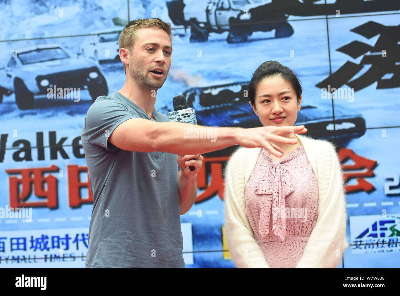 Attore americano Cody Walker, sinistra, interagisce con una ventola durante un evento promozionale per il nuovo film "Il destino del Furioso' in Hangzhou, Oriente Cina Foto Stock