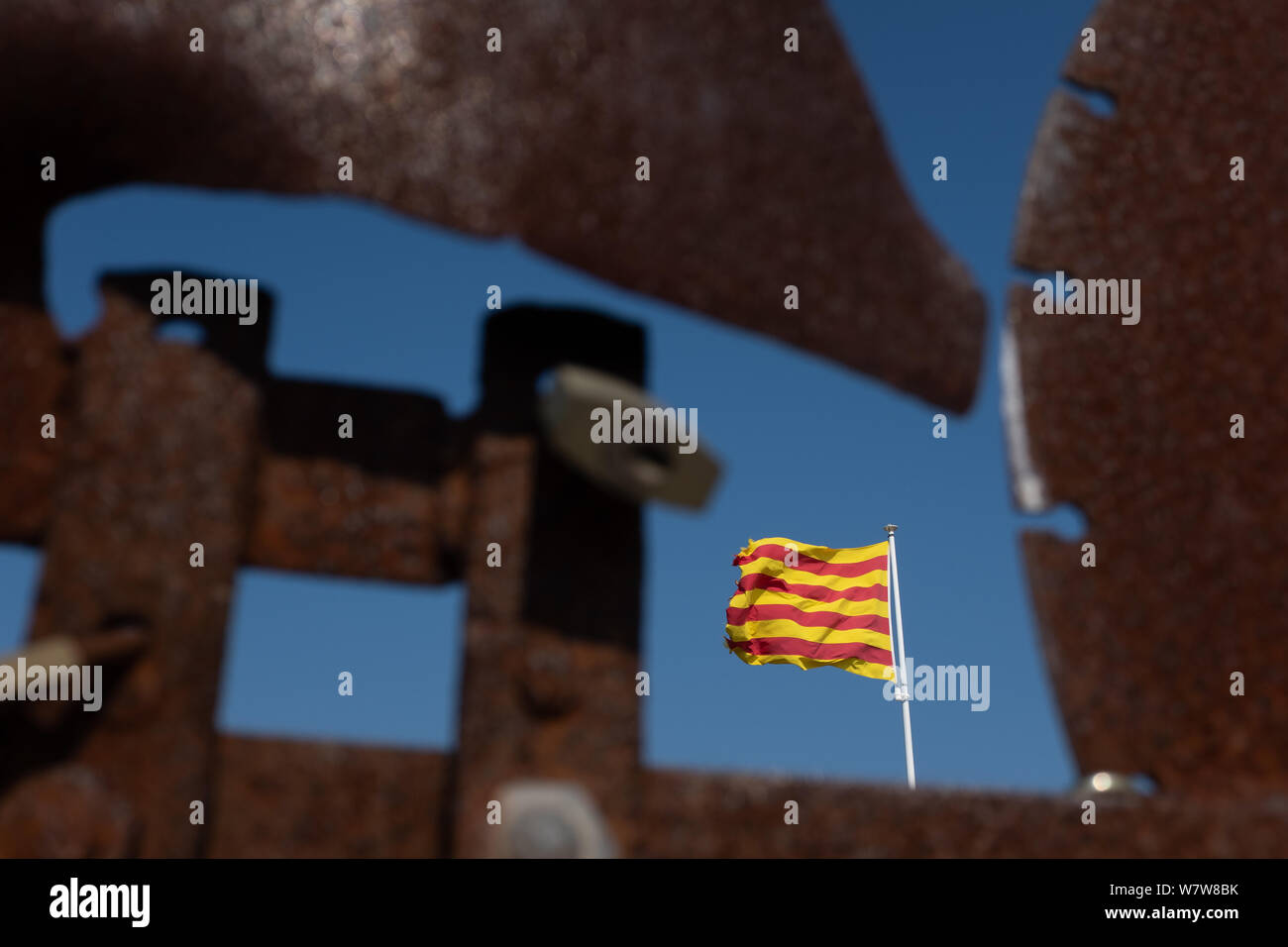 Primo piano di offuscata banderuola con lucchetti e la bandiera catalana focalizzato in background. Concetti di chiusura e frustrazione. Foto Stock