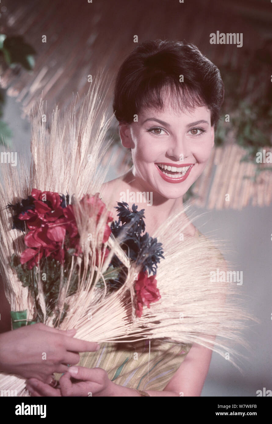 Werbeporträt der österreichischen Schauspielerin Gerlinde Locker, Deutschland 1958. Ritratto promozionali di attrice austriaca Gerlinde Locker, Germania 1958. Foto Stock