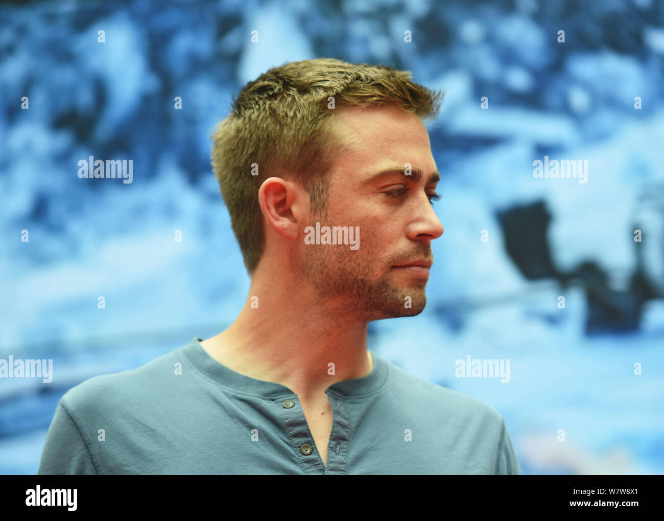 Attore americano Cody Walker partecipa a una conferenza stampa per promuovere il nuovo film "Il destino del Furioso' in Hangzhou, est della Cina di provincia dello Zhejiang, Foto Stock