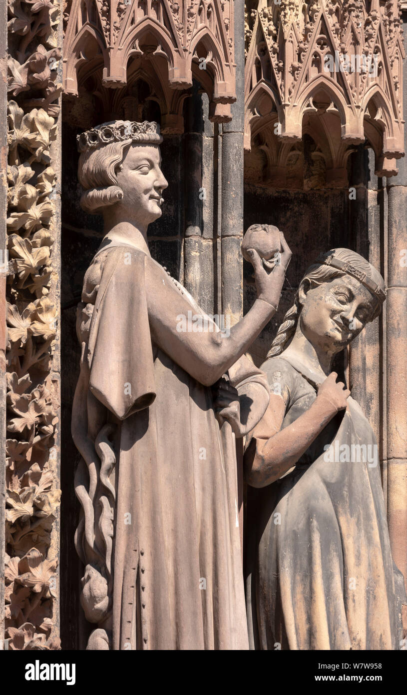 Straßburger Münster, Cathédrale Notre-dame de Strasbourg, Südliches Westportal, Gewändefiguren: törichte Jungfrau und Fürst der Welt, un seinem Rücken Foto Stock
