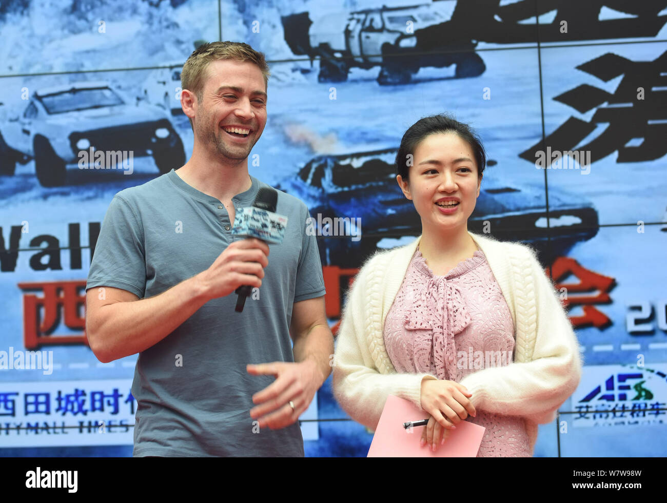Attore americano Cody Walker, sinistra, interagisce con una ventola durante un evento promozionale per il nuovo film "Il destino del Furioso' in Hangzhou, Oriente Cina Foto Stock