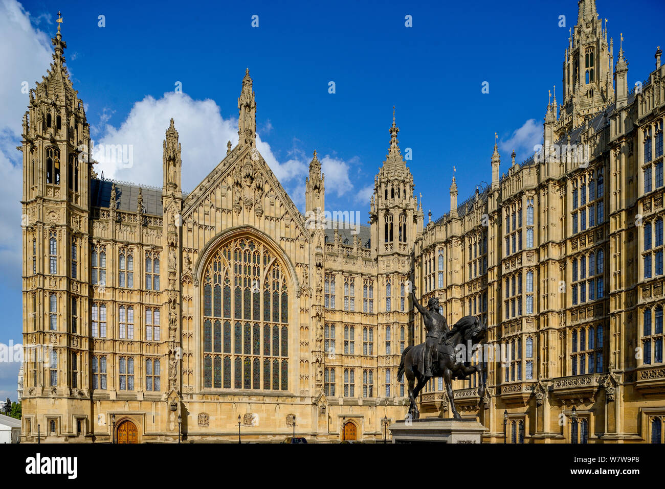 Il cielo blu sopra il Palazzo di Westminster e Palazzo Vecchio cortile con la statua di Riccardo Cuor di Leone Foto Stock