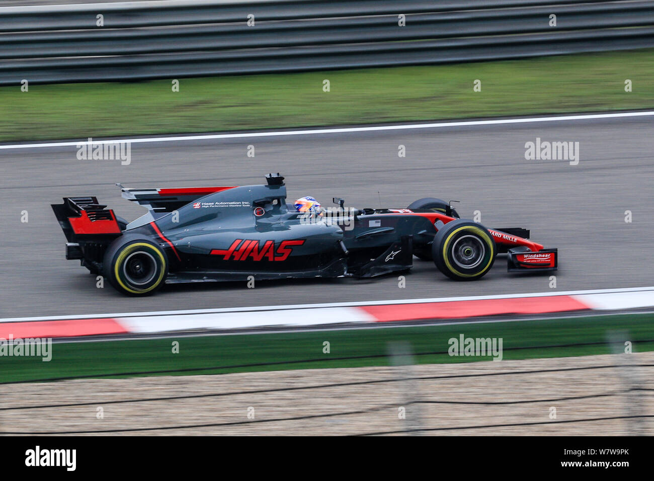 Il francese F1 driver Romain Grosjean di Haas-Ferrari compete durante il 2017 Formula Uno Gran Premio di Cina a Shanghai International Circuit in Shan Foto Stock