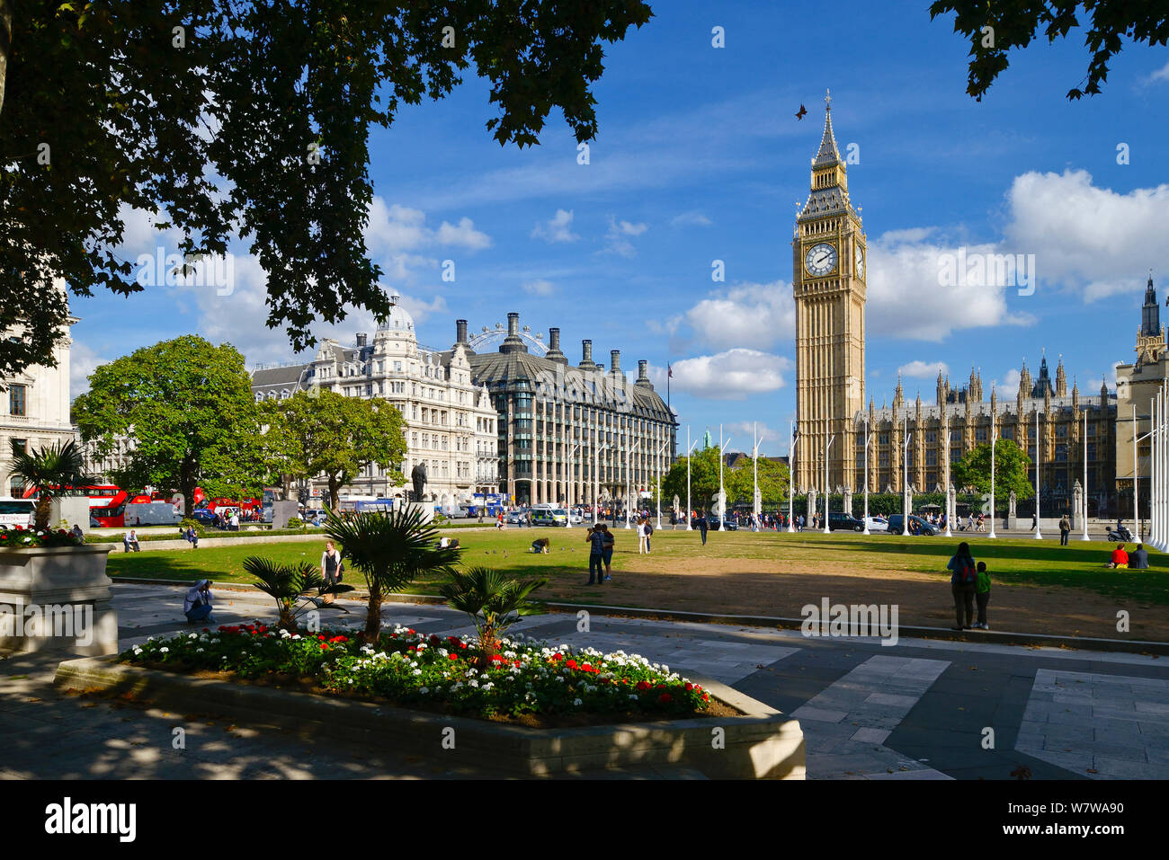 La piazza del Parlamento e le case del Parlamento durante una soleggiata giornata d'estate nella City of Westminster, Londra Centrale Foto Stock