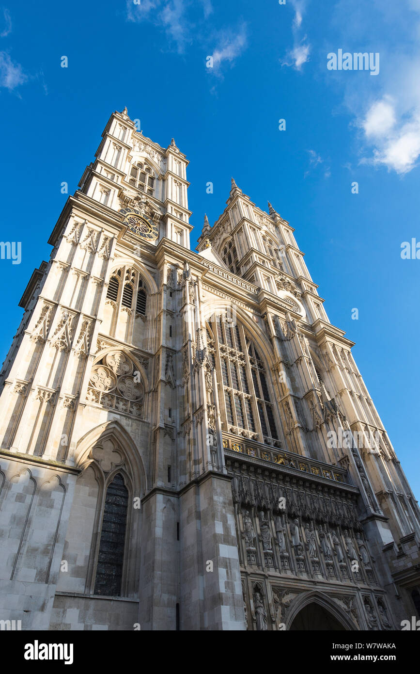 Vista dall'angolo basso dell'abbazia di Westminster con cielo blu, che mostra l'architettura gotica di Londra, Inghilterra, iconico monumento britannico e patrimonio mondiale dell'UNESCO Foto Stock
