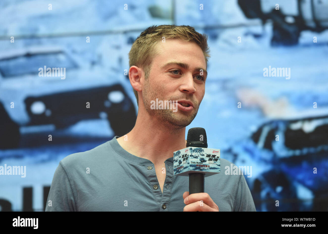 Attore americano Cody Walker partecipa a una conferenza stampa per promuovere il nuovo film "Il destino del Furioso' in Hangzhou, est della Cina di provincia dello Zhejiang, Foto Stock