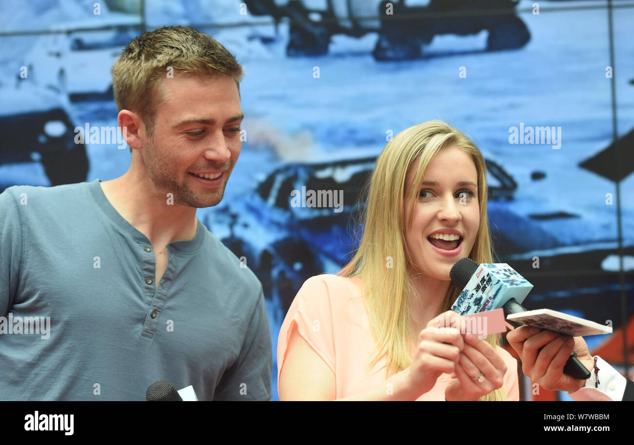 Attore americano Cody Walker, a sinistra e a sua moglie Felicia Knox di partecipare alla conferenza stampa per il nuovo film "Il destino del Furioso' in Hangzhou, EST C Foto Stock