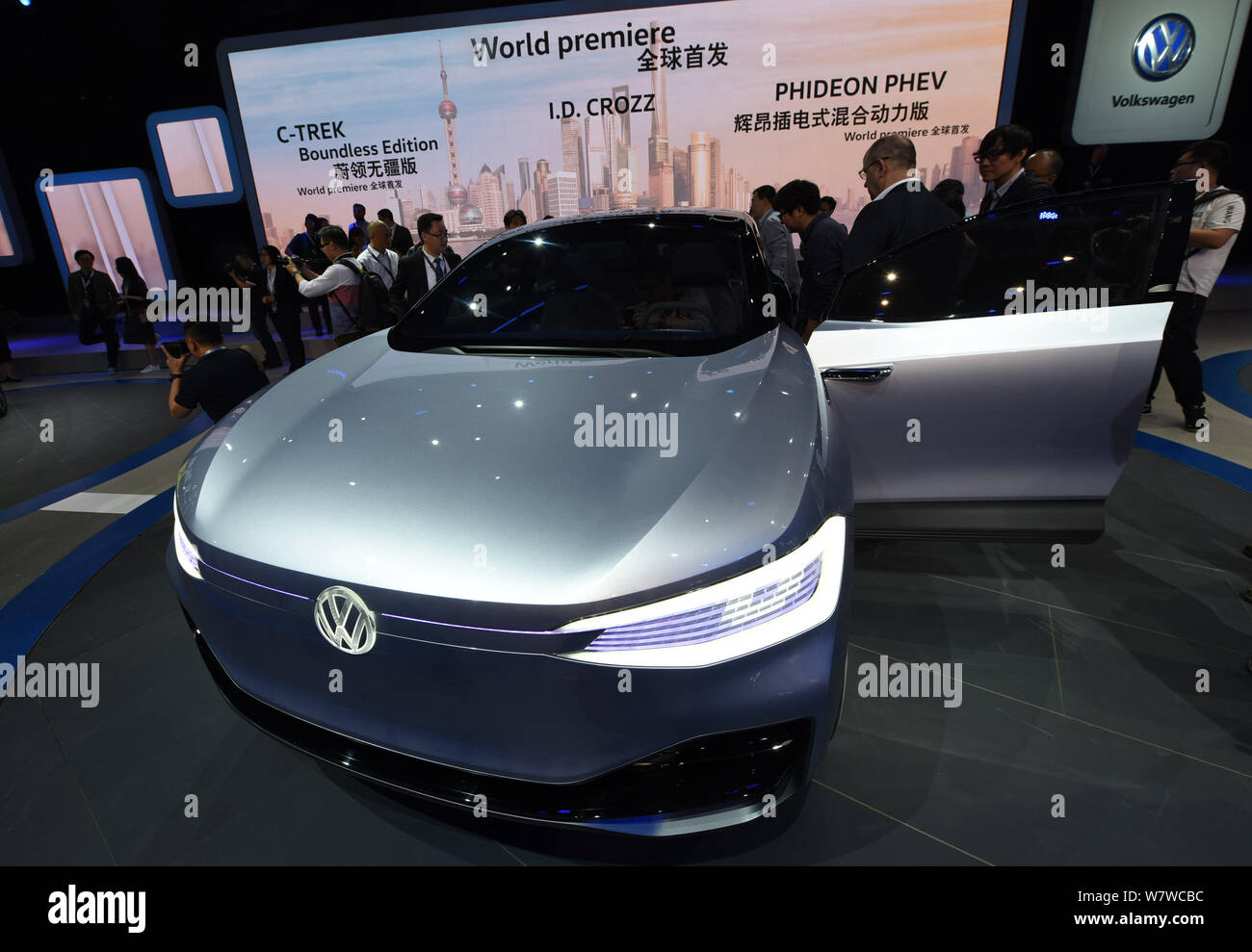 Una Volkswagen I.D. Crozz Crossover elettrico concetto tutto-elettrico crossover utility vehicle (cuvée) è sul display durante il XVII Shanghai International un Foto Stock