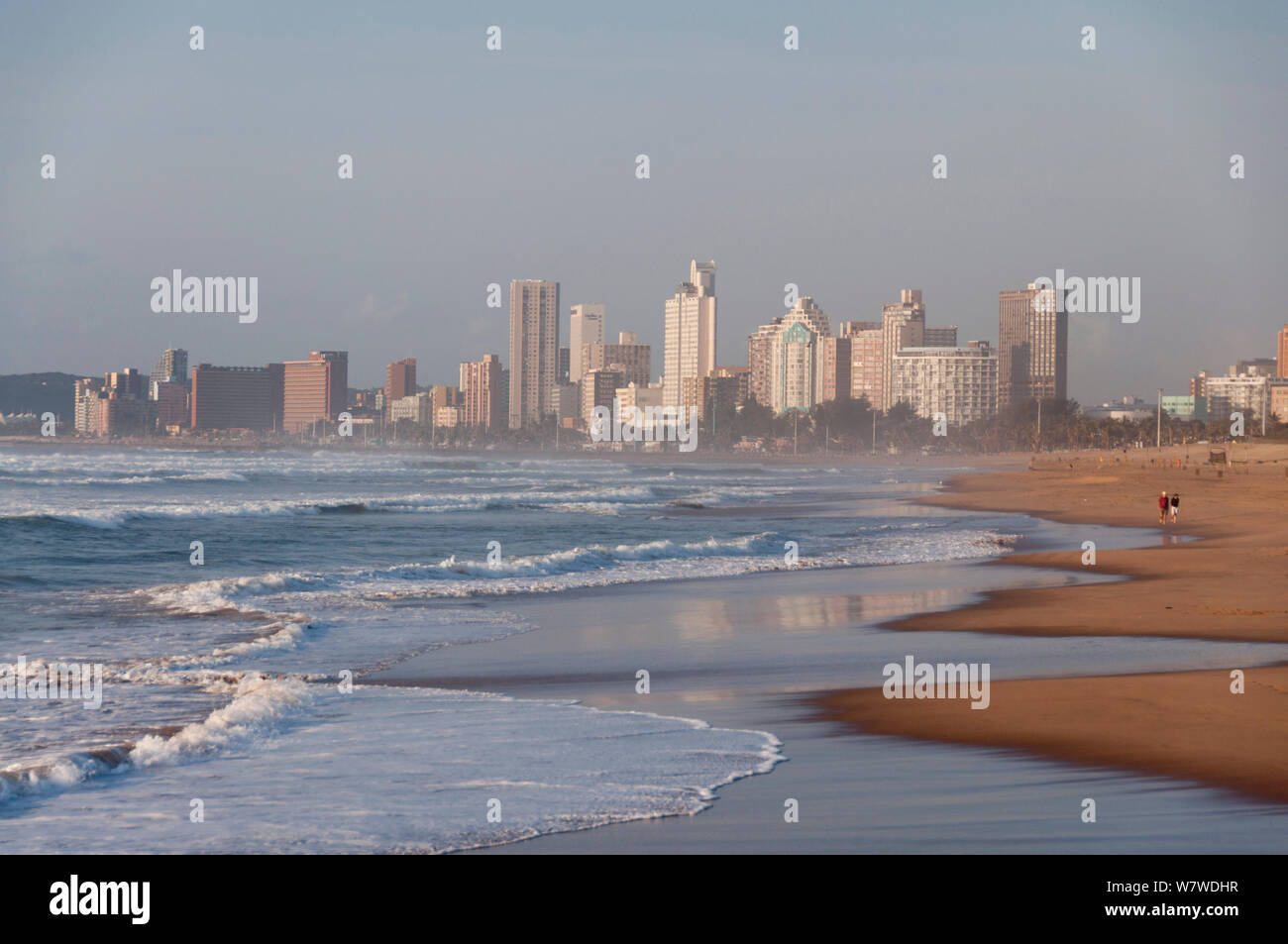 Spiaggia di Durban Città con grattacieli in lontananza, KwaZulu Natal, Sud Africa, Agosto 2009. Foto Stock