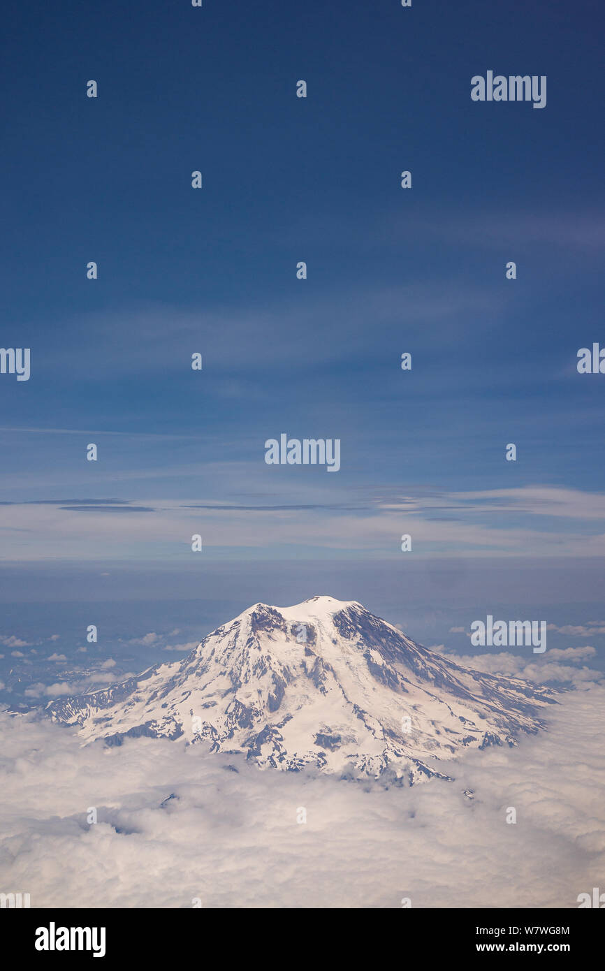 Questa è la foto del monte Rainier con nuvole dalla vista aereo, Seattle, Washington. Foto Stock