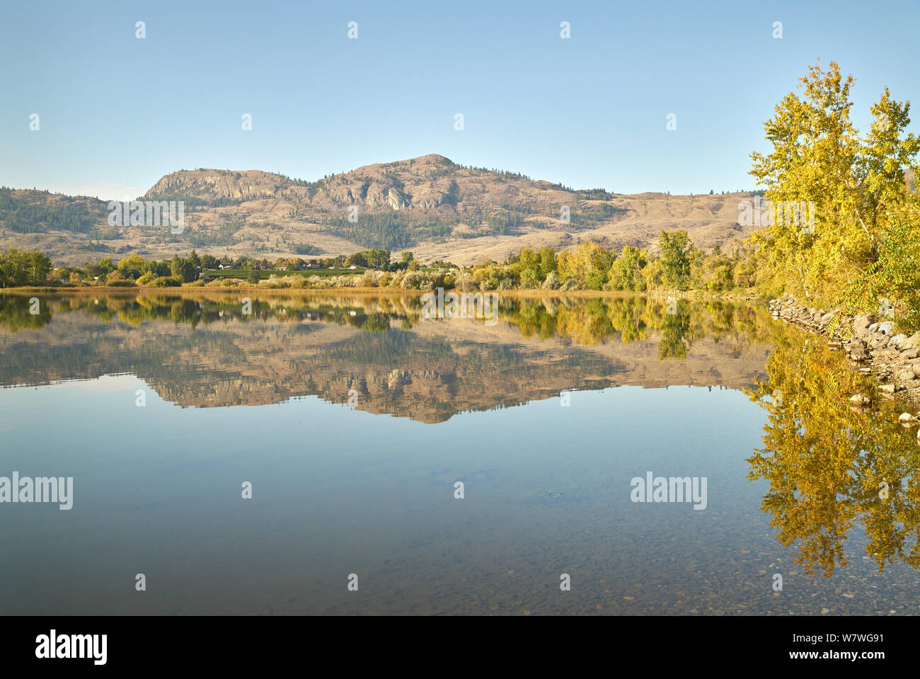 Osoyoos Autunno a colori riflessi. Una mattina tranquilla sul lago Osoyoos, British Columbia, Canada. Foto Stock