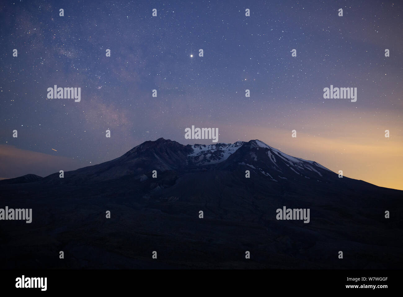 Questa è la foto ofMount Sant Helens Cielo di tramonto stelle Milkway Foto Stock