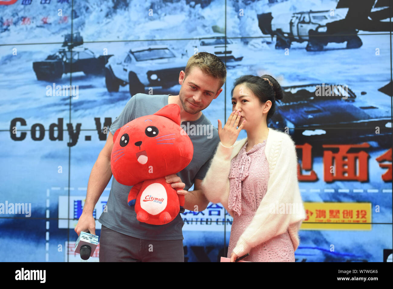 Attore americano Cody Walker, sinistra, interagisce con una ventola durante un evento promozionale per il nuovo film "Il destino del Furioso' in Hangzhou, Oriente Cina Foto Stock