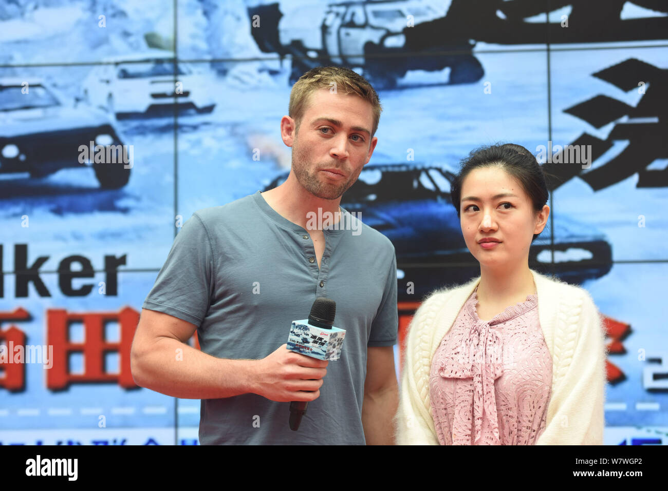 Attore americano Cody Walker, sinistra, interagisce con una ventola durante un evento promozionale per il nuovo film "Il destino del Furioso' in Hangzhou, Oriente Cina Foto Stock
