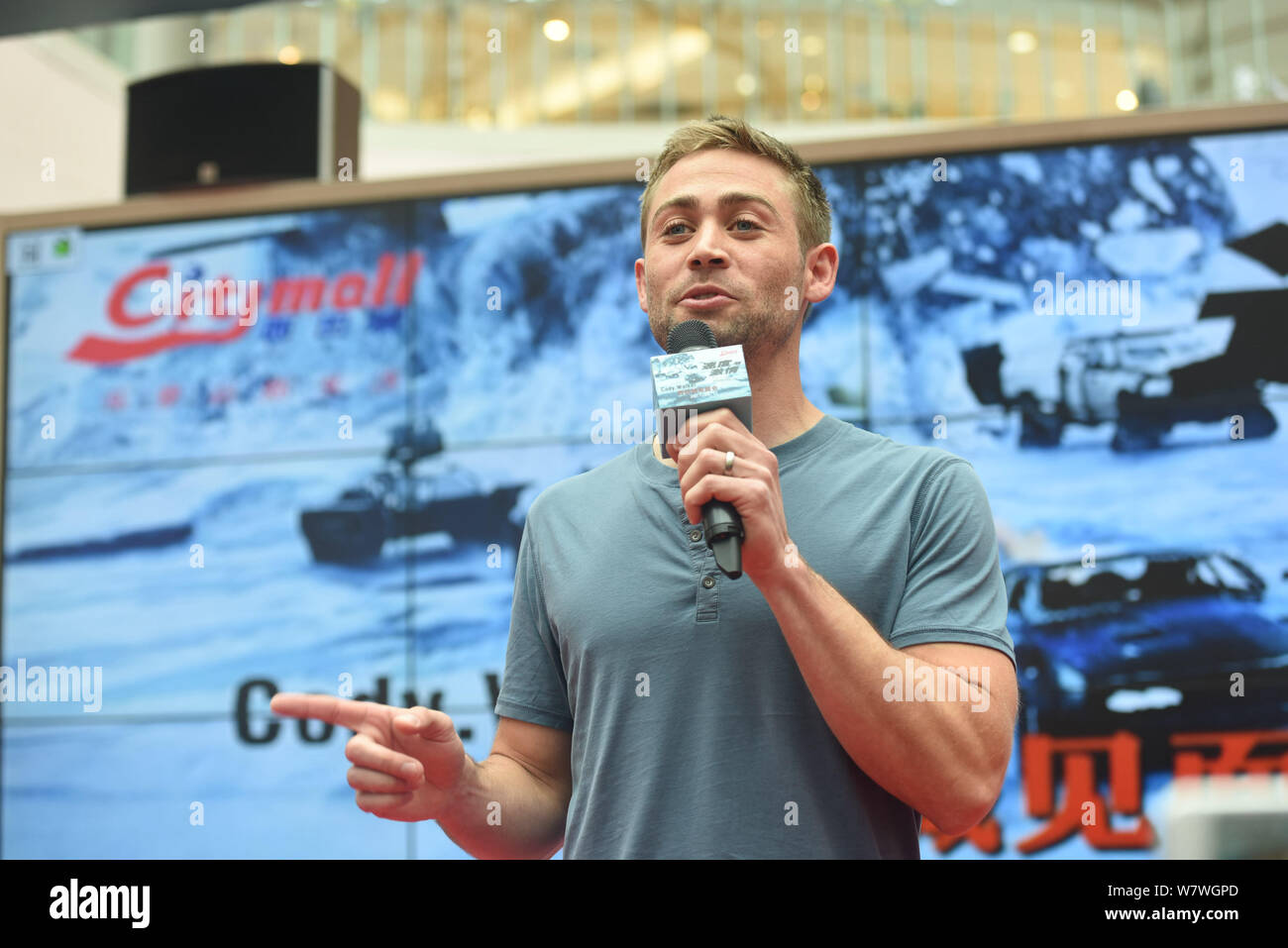 Attore americano Cody Walker partecipa a una conferenza stampa per promuovere il nuovo film "Il destino del Furioso' in Hangzhou, est della Cina di provincia dello Zhejiang, Foto Stock
