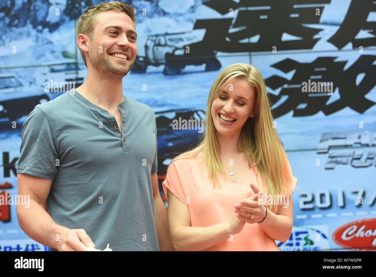 Attore americano Cody Walker, a sinistra e a sua moglie Felicia Knox di partecipare alla conferenza stampa per il nuovo film "Il destino del Furioso' in Hangzhou, EST C Foto Stock