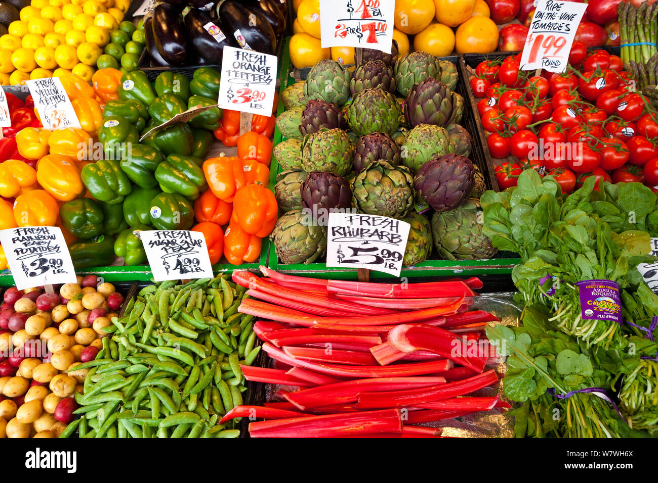 La frutta e la verdura stand, del Mercato di Pike Place, Seattle, Washington, USA, marzo 2014. Foto Stock