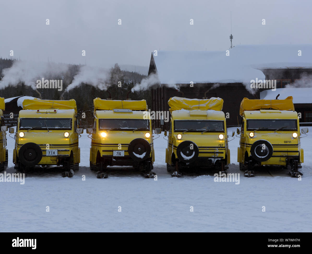 Bombardier snow pullman schierate al di fuori stagione invernale lodge, il Parco Nazionale di Yellowstone, Wyoming negli Stati Uniti, febbraio 2014. Foto Stock