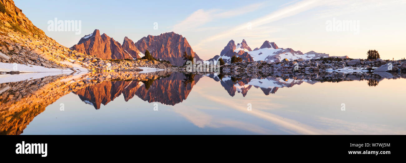Soprabito di picco (sinistra) e camino di picco (a destra) in Alpine Lakes Wilderness delle cascate in Washington, Stati Uniti d'America. Foto Stock