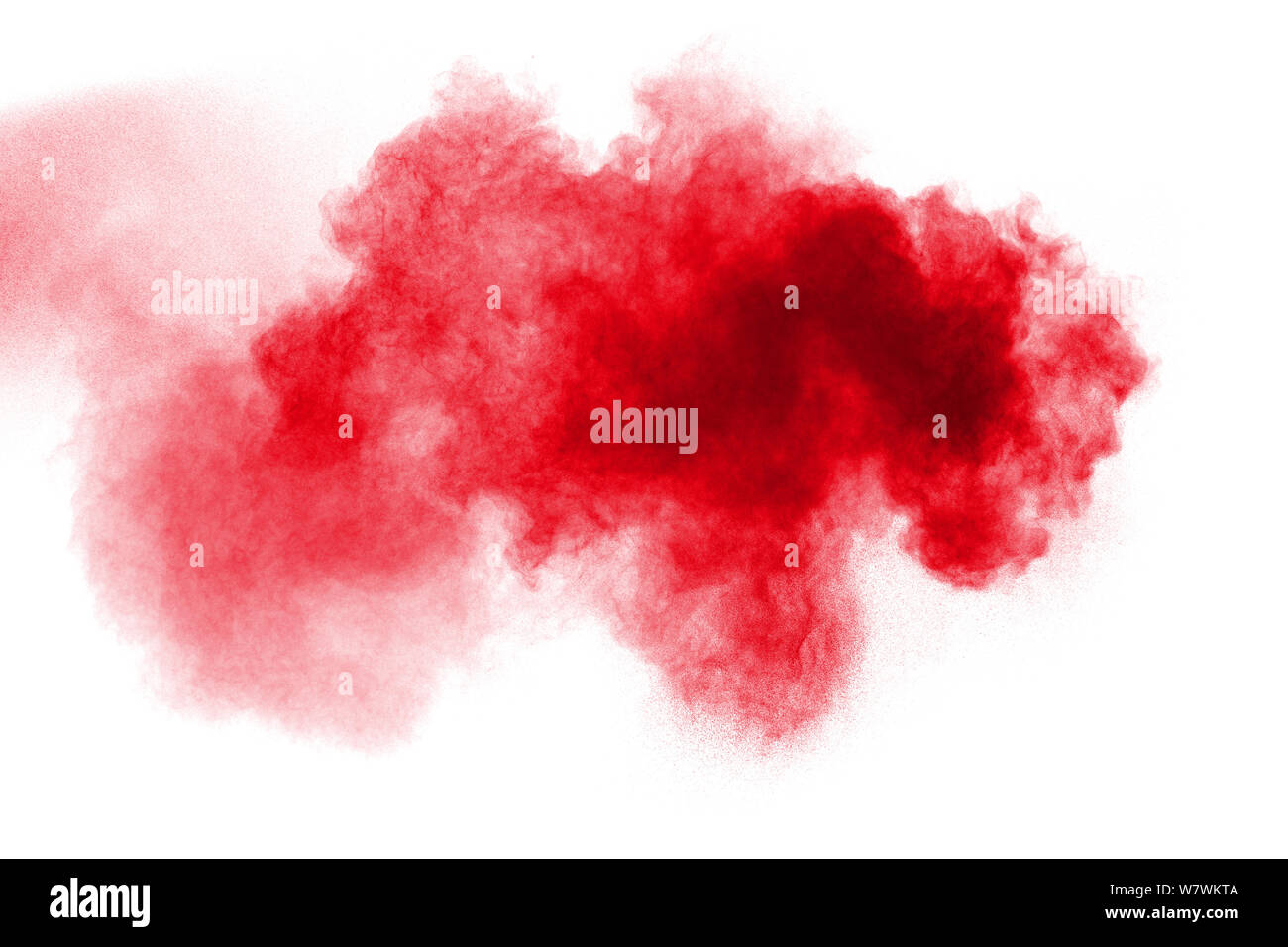 Rosso di esplosione di polvere su sfondo bianco. Congelare il movimento di rosso le particelle di polvere splash. Foto Stock