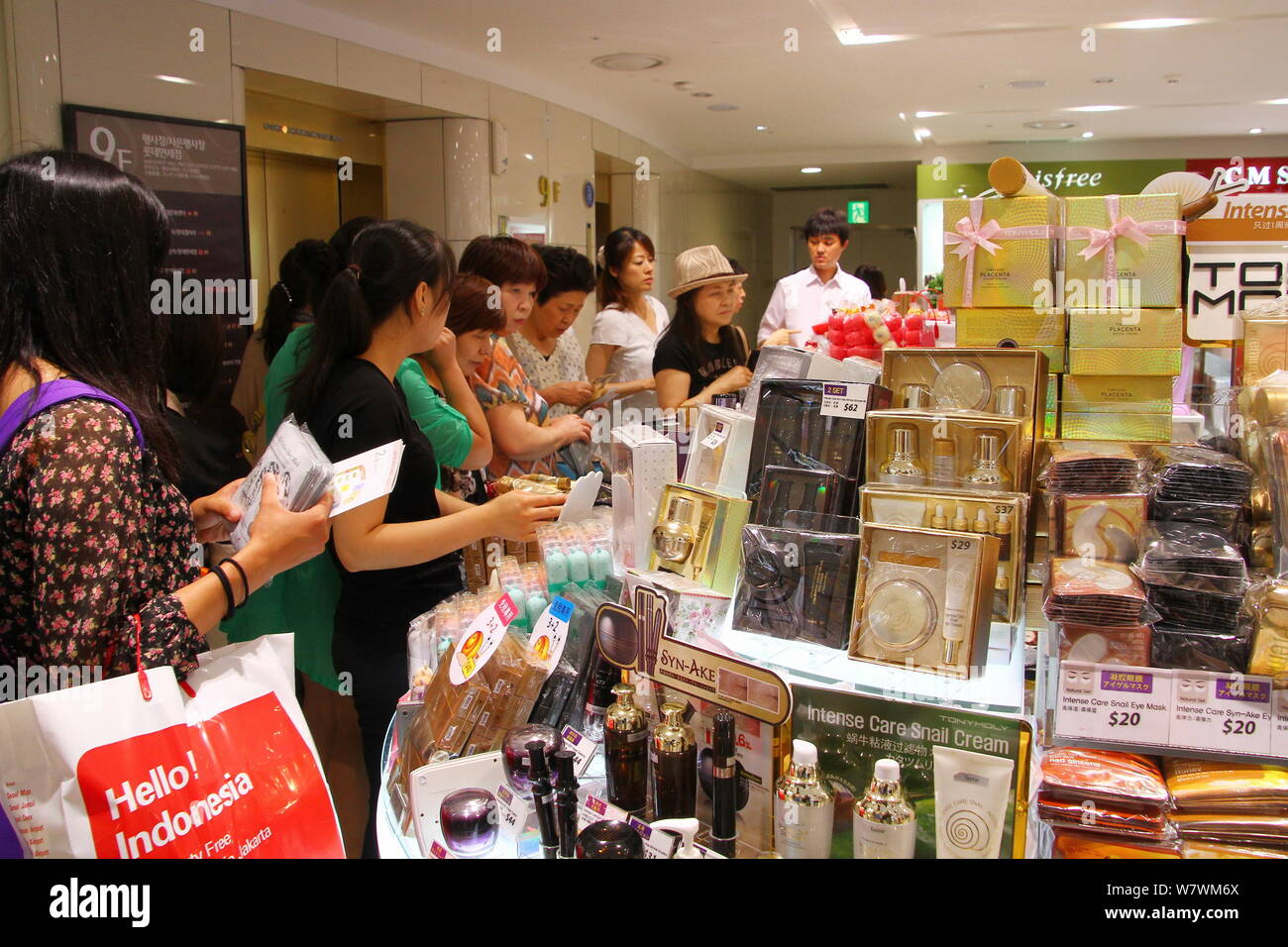 --FILE--clienti, la maggior parte dei quali sono cinesi, shop a Lotte Duty Free Store a Seul, Corea del Sud, il 23 luglio 2012. Corea del sud dell'industria del turismo ha Foto Stock