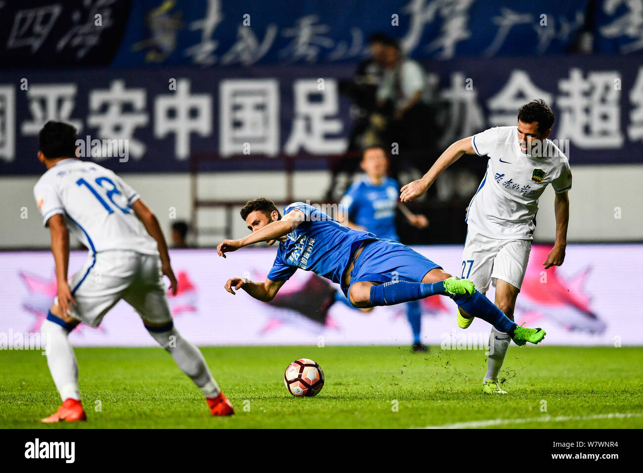 Greco di football australiano player Apostolos Giannou di Guangzhou R&F, centro sfide Australian Football player Ryan McGowan di Guizhou Zhicheng in Foto Stock
