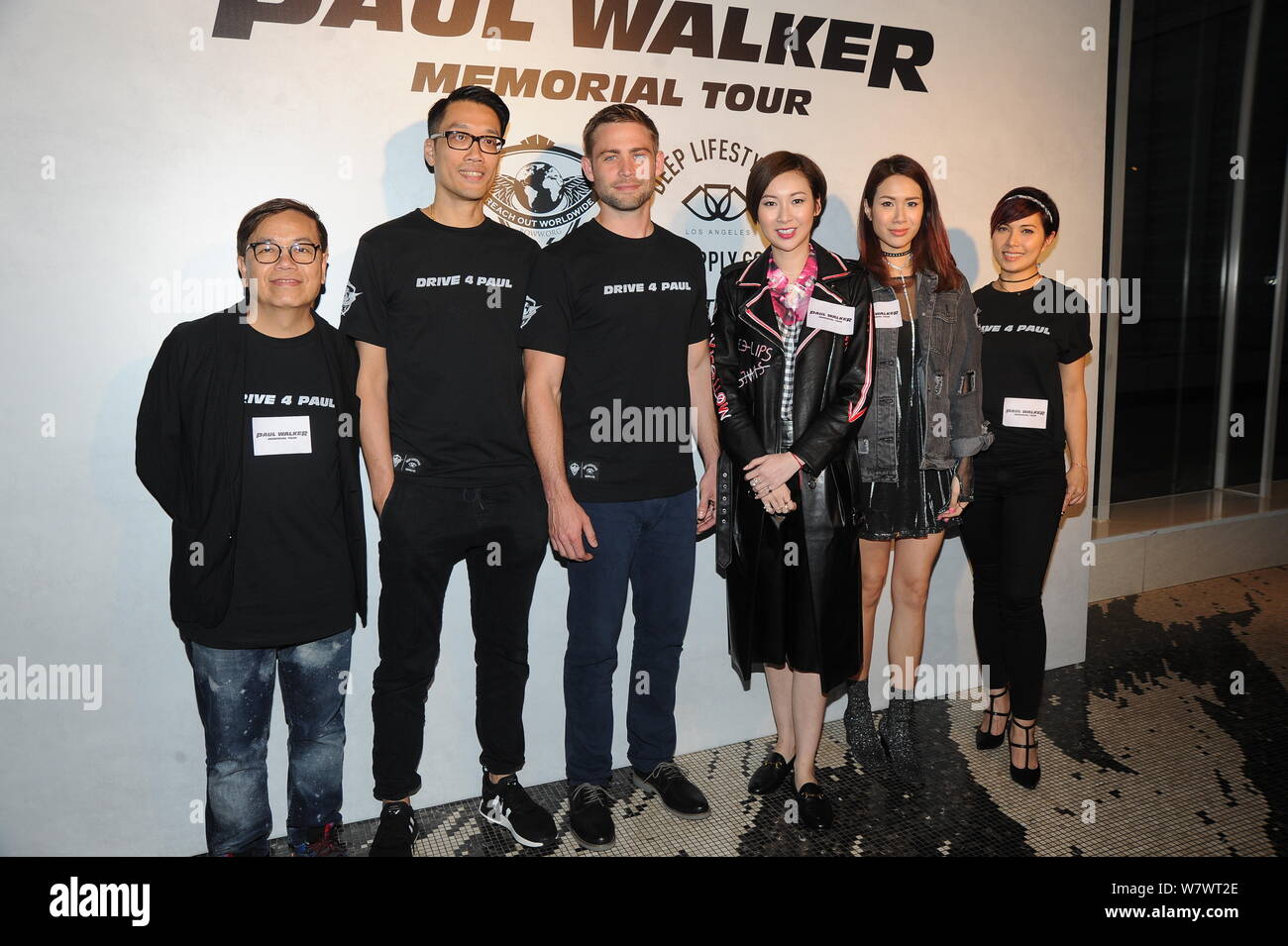 Attore americano Cody Walker, la terza a sinistra, partecipa a un evento promozionale per il Paul Walker Memorial Tour di Hong Kong, Cina, 13 aprile 2017. Foto Stock