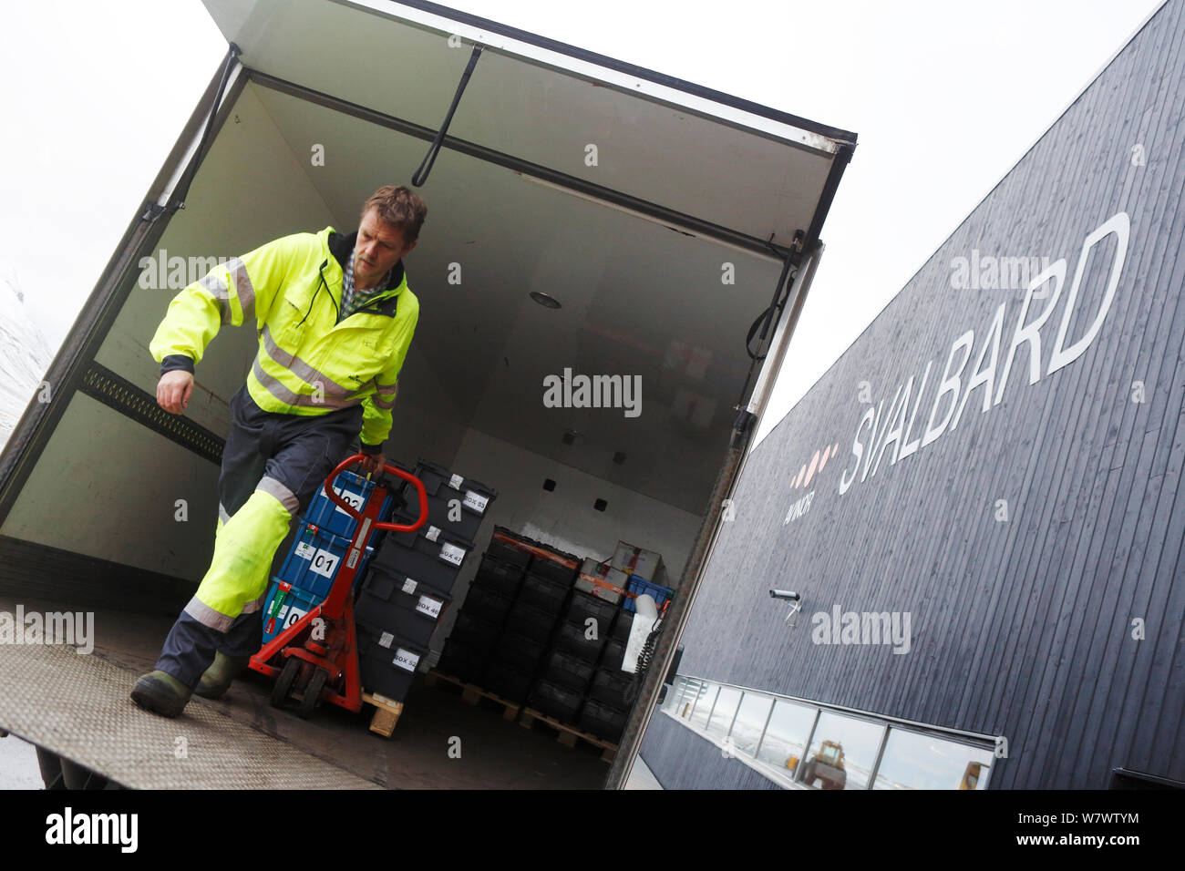 Nuovi campioni di sementi che arrivano a Svalbard aeroporto per le isole Svalbard Global Seed Vault, Svalbard, Norvegia, ottobre 2012. Foto Stock