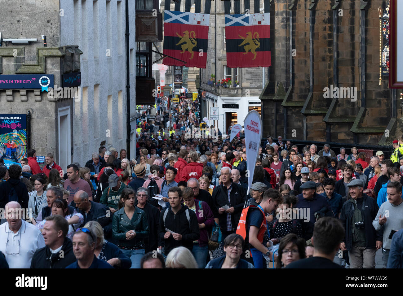 Edimburgo, Scozia, Regno Unito. Il 5 agosto, 2019. Il Royal Edinburgh Tattoo militare costituisce parte della Edinburgh International Festival. Nella foto; una folla di gente che fanno la loro strada fino al Royal Mile al castello esplanade e tribune. Foto Stock