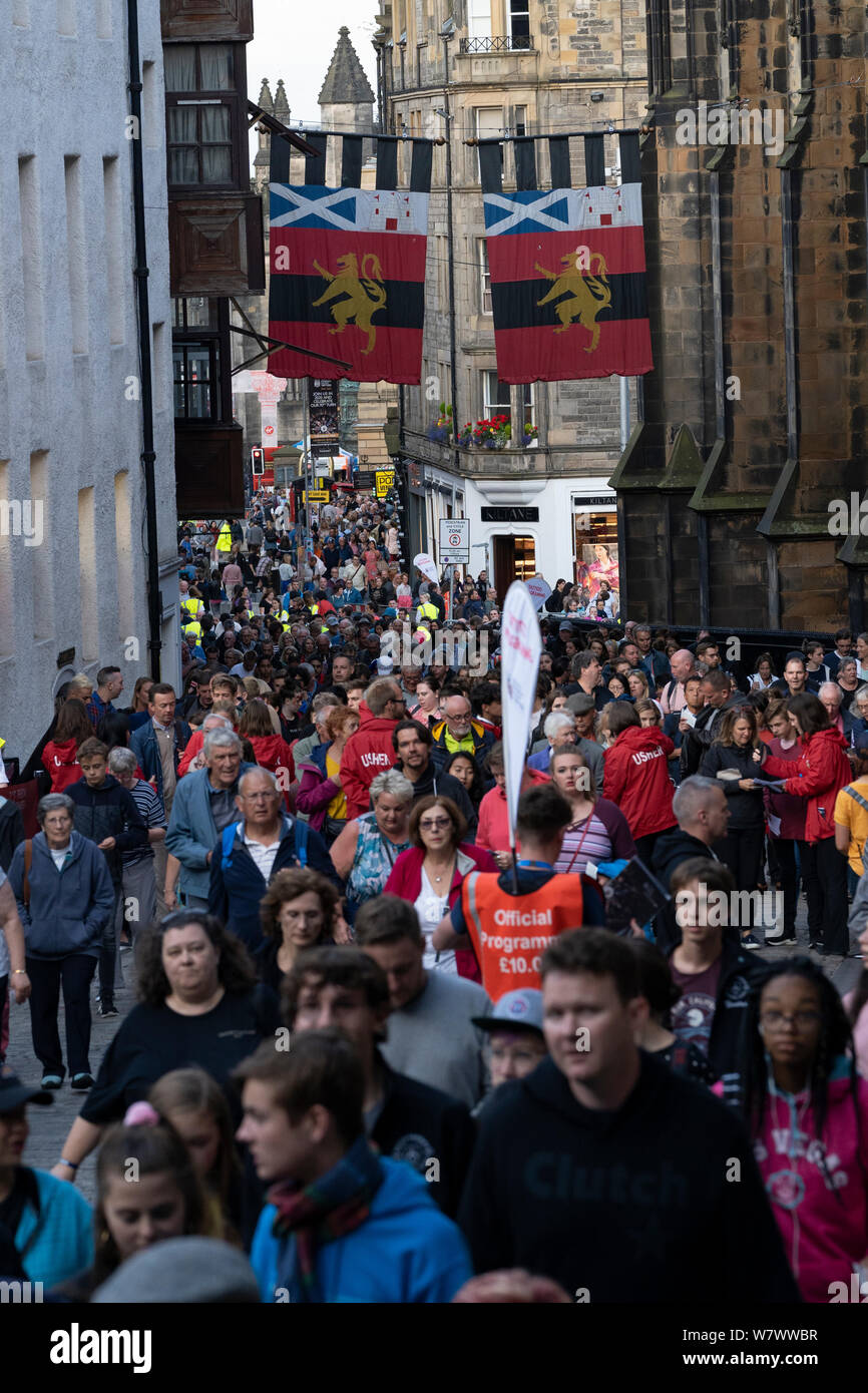 Edimburgo, Scozia, Regno Unito. Il 5 agosto, 2019. Il Royal Edinburgh Tattoo militare costituisce parte della Edinburgh International Festival. Nella foto; una folla di gente che fanno la loro strada fino al Royal Mile al castello esplanade e tribune. Foto Stock