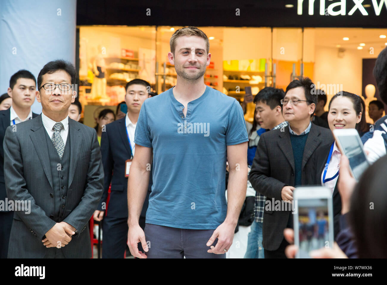 Attore americano Cody Walker, diritto, partecipa a una conferenza stampa per promuovere il nuovo film "Il destino del Furioso' in Hangzhou, est della Cina di Zhejiang p Foto Stock
