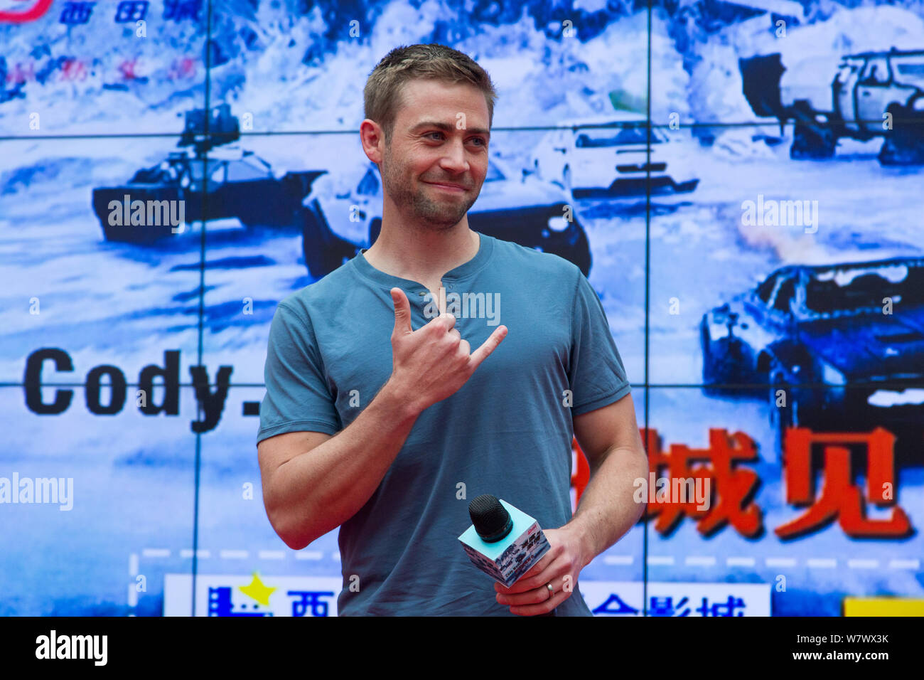 Attore americano Cody Walker partecipa a una conferenza stampa per promuovere il nuovo film "Il destino del Furioso' in Hangzhou, est della Cina di provincia dello Zhejiang, Foto Stock