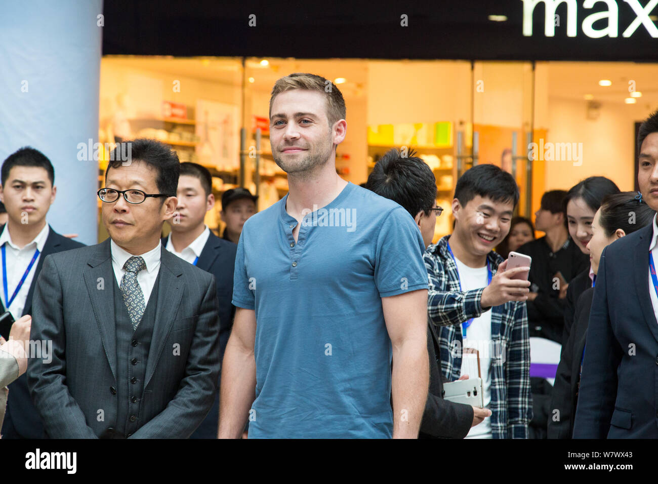 Attore americano Cody Walker, diritto, partecipa a una conferenza stampa per promuovere il nuovo film "Il destino del Furioso' in Hangzhou, est della Cina di Zhejiang p Foto Stock