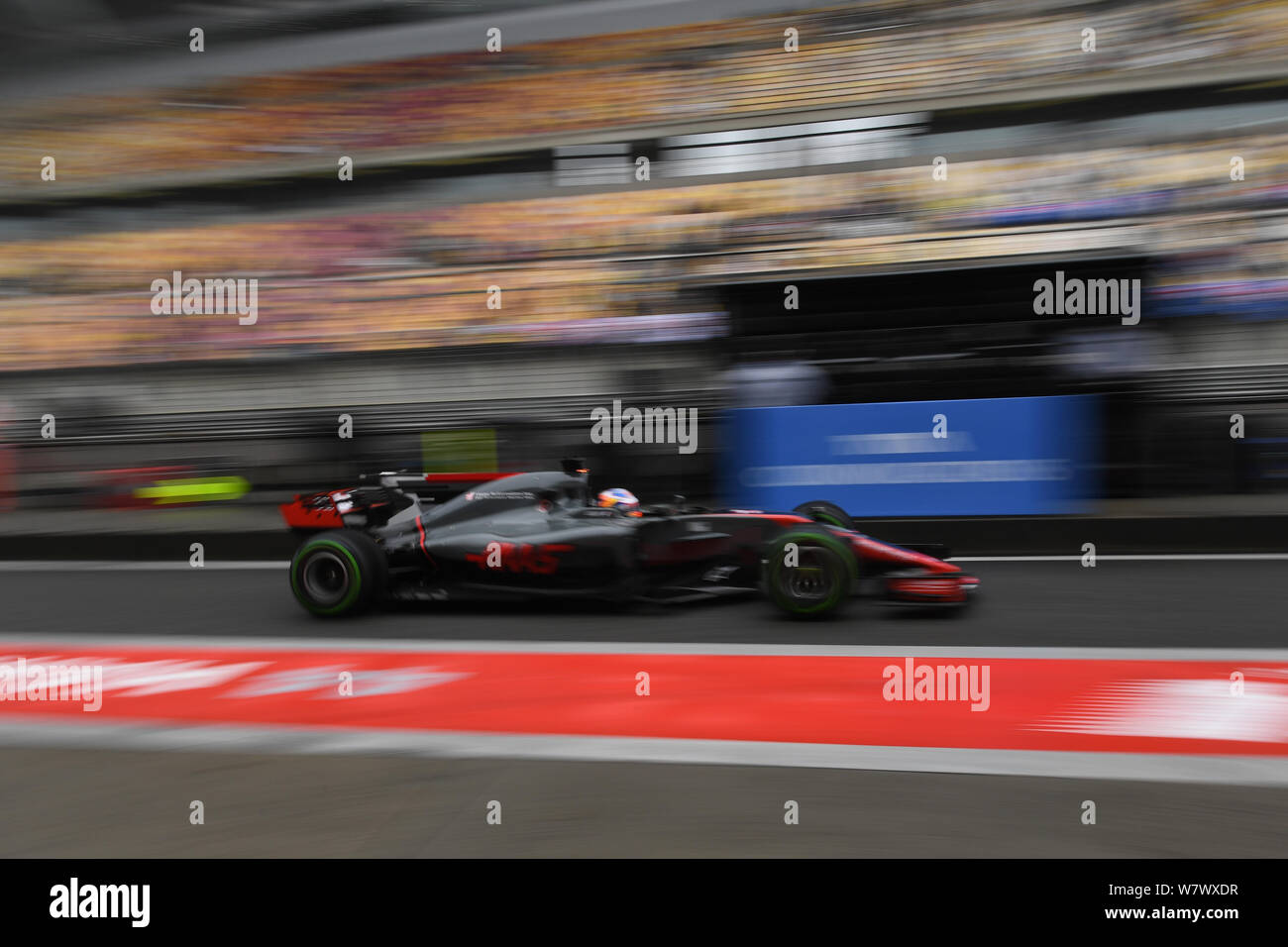 Il francese F1 driver Romain Grosjean di Haas manzi la sua vettura durante una sessione di prove libere per il 2017 Formula 1 Gran Premio di Cina a Shanghai la Internatio Foto Stock