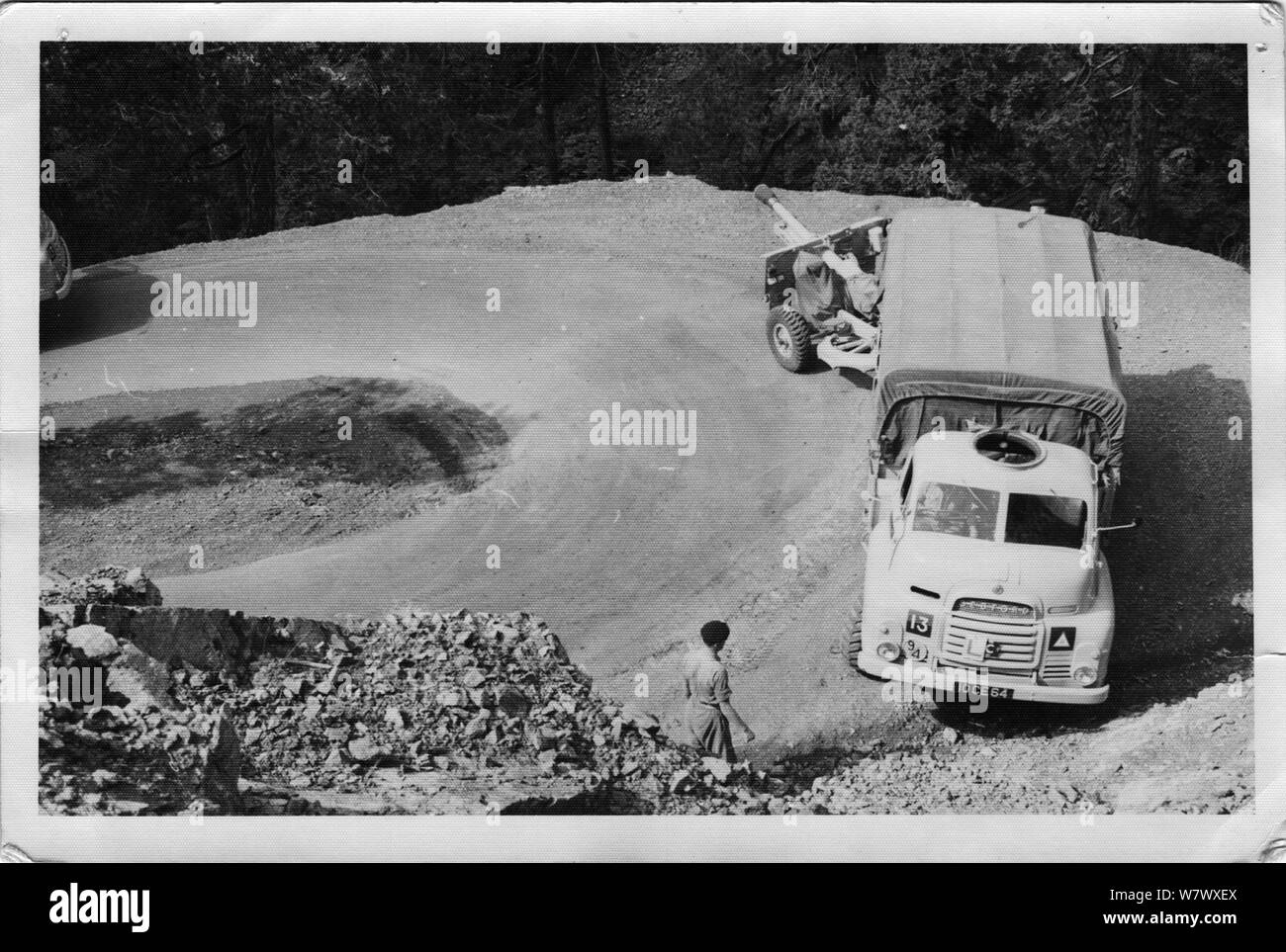 Esercito allievo di formazione del conducente in un Bedford RL di traino di un 25 pounder campo di pistola, 1950s Foto Stock Esercito allievo di formazione del conducente in un Bedford RL di traino di un 25 pounder campo di pistola, 1950s Foto Stock