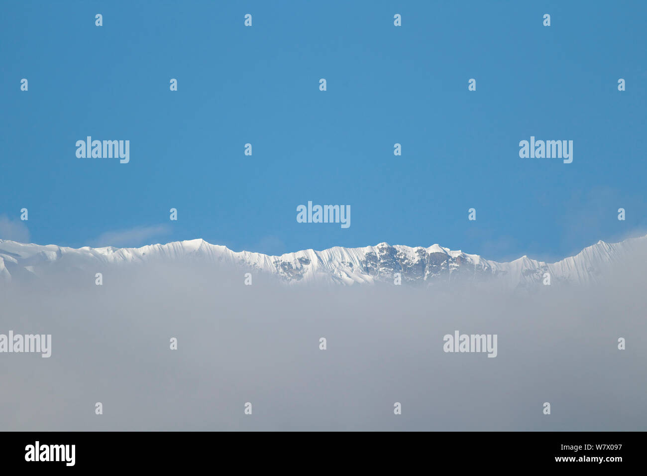 Neve Montagne di nuvole, Mount Qomolangma National Park, Dingjie County, Qinghai-Tibet altopiano, Tibet, Cina, Asia. Maggio 2013. Foto Stock