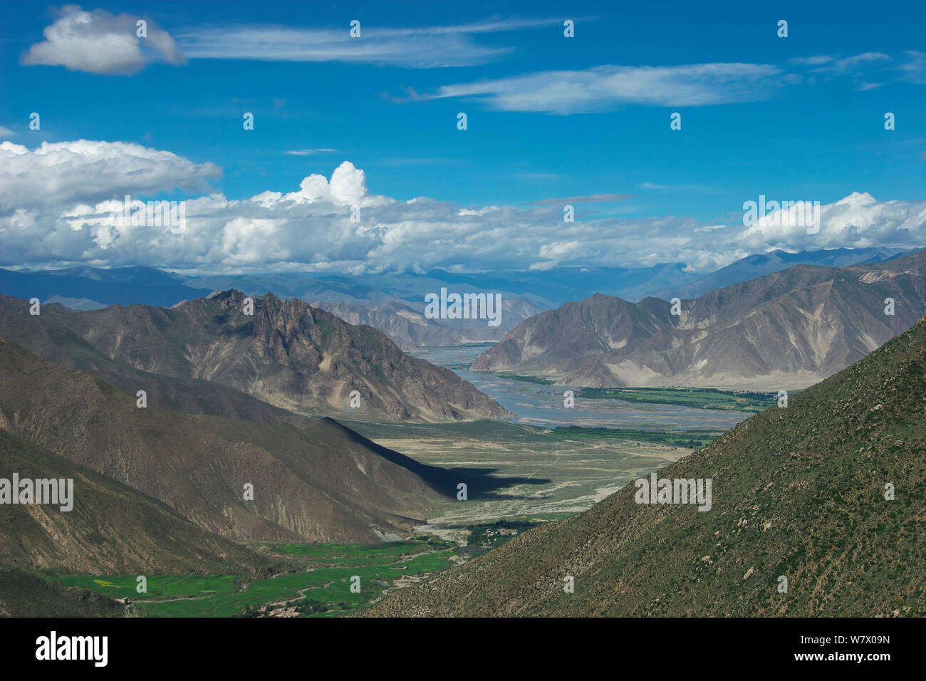 Paesaggio di montagna vicino a Lhasa City, Qinghai-Tibet altopiano, Tibet, Cina, Asia. Luglio 2006. Foto Stock