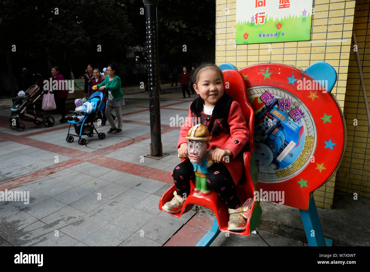 5-anno-vecchia ragazza Jingyi Lan ha divertimento su un giro di divertimento in un parco a Chongqing Cina, 30 marzo 2017. Un 5-anno-vecchia ragazza da Chongqing è diventata un Foto Stock