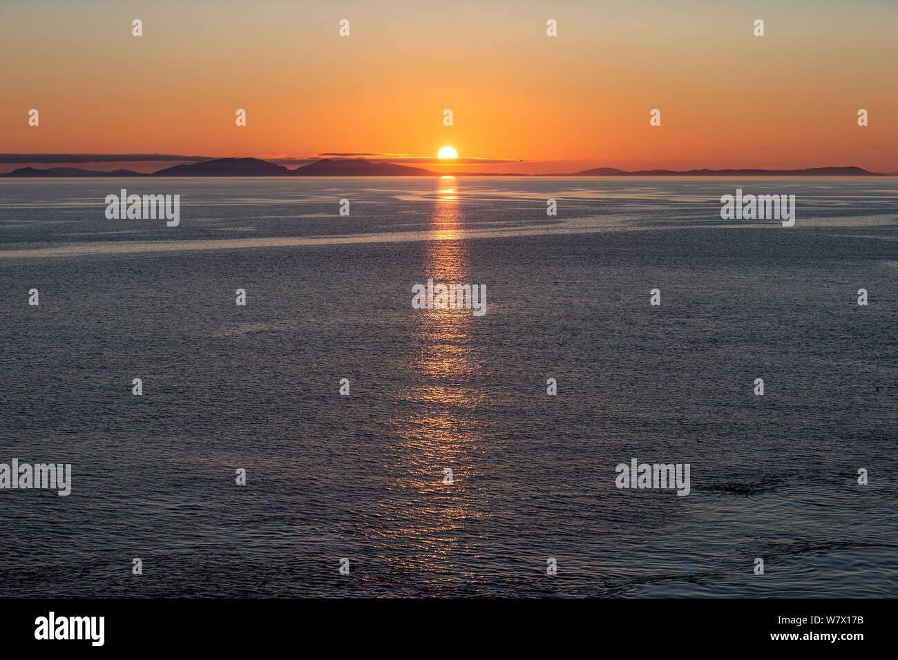 Un sorprendente calma estate tramonto affacciato sul Hebridies esterno Foto Stock