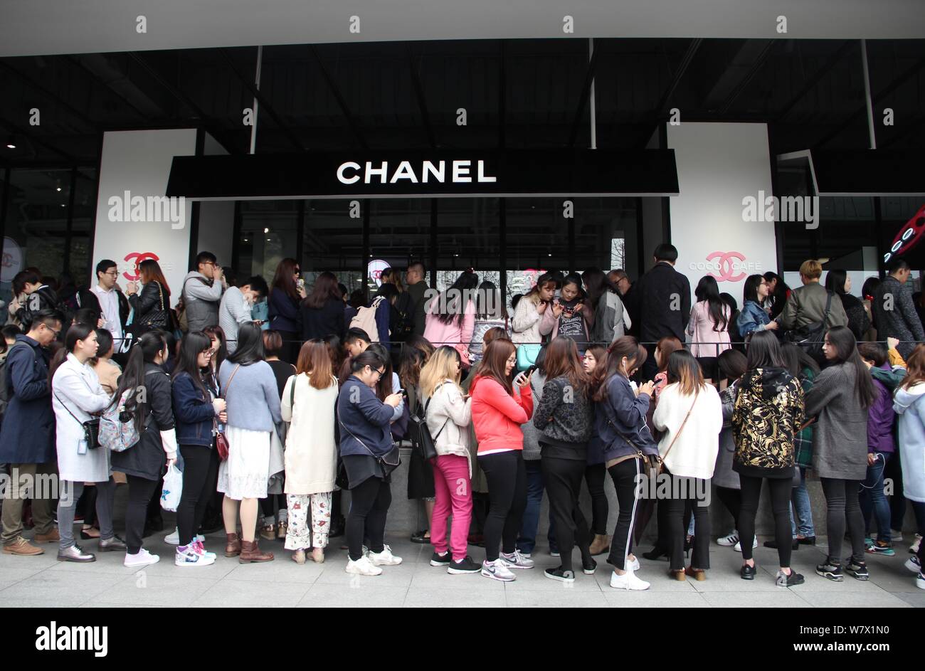 I clienti cinesi in coda davanti al Coco Chanel Cafe sul West Nanjing Road a Shanghai in Cina, 12 aprile 2017. Chanel ospita un periodo limitato Foto Stock