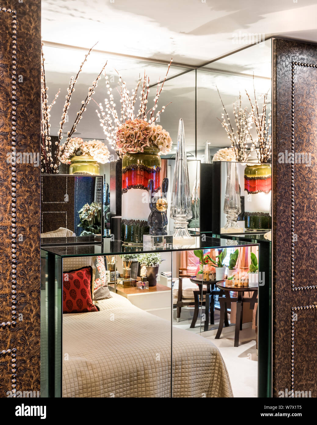 Credenza specchiata in recesso con fiori Foto Stock