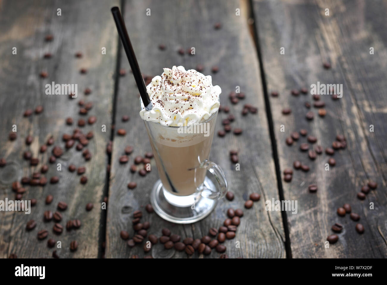 Il caffè in una tazza su un sfondo di legno Foto Stock