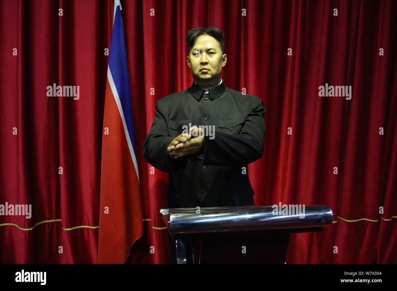 Una cera scadente scultura di Kim Jong-ONU, leader supremo della Repubblica Popolare Democratica di Corea (DPRK), è visualizzato in un parco nella città di Wuhan, centr Foto Stock
