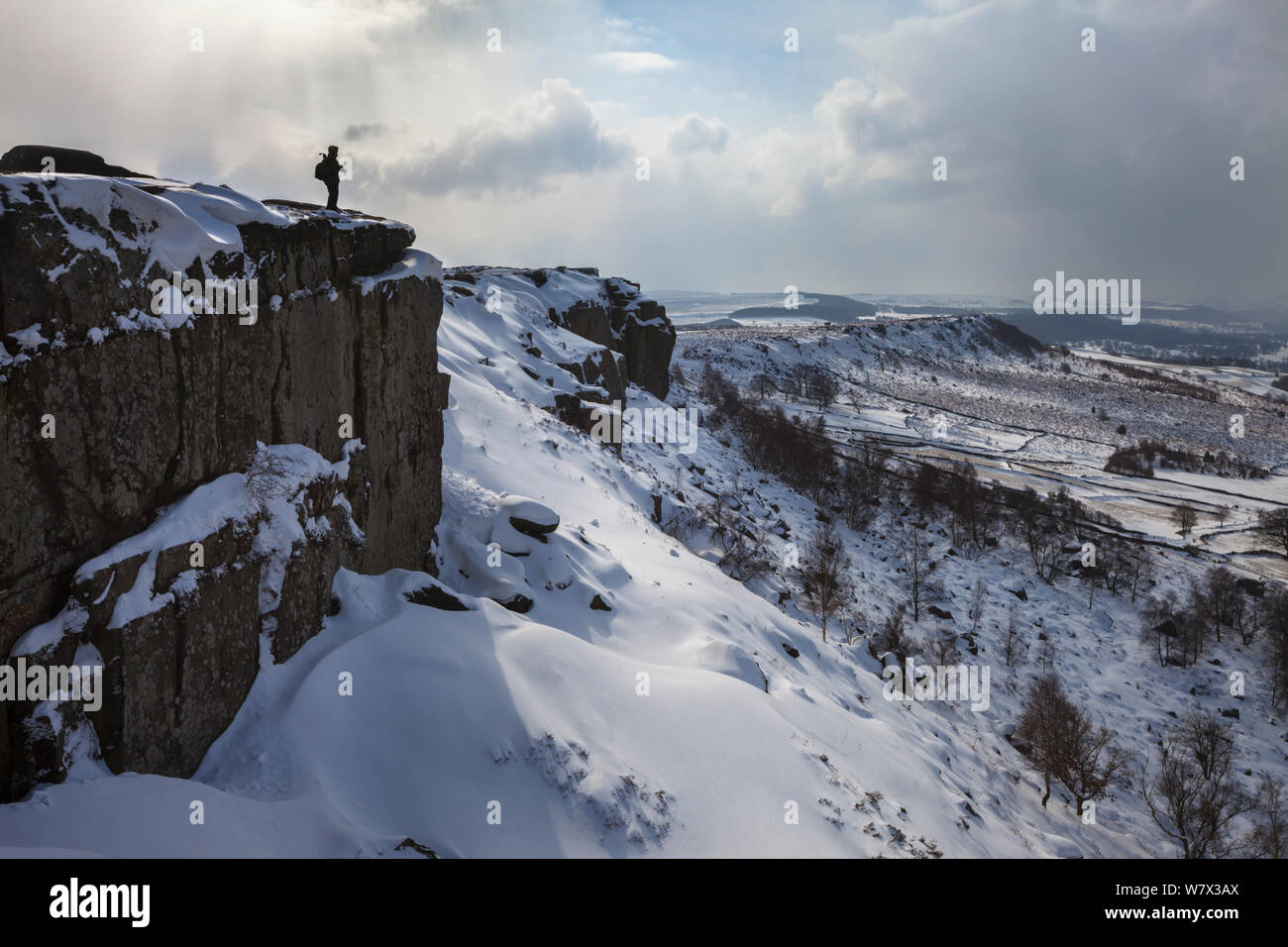 Bordo Curbar guardando verso Baslow Edge, durante la nevicata del mese di marzo 2013. Parco Nazionale di Peak District, Derbyshire, Regno Unito. Foto Stock