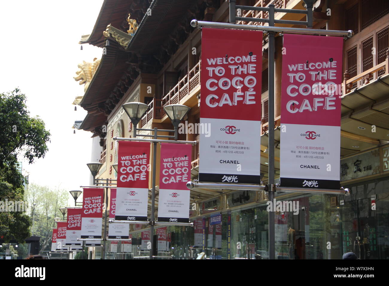 Vista della pubblicità per il Coco Chanel Cafe sul West Nanjing Road a Shanghai in Cina, 12 aprile 2017. Chanel ospita un periodo limitato cafe a Sha Foto Stock